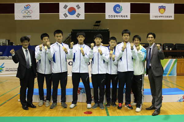 21일 인천 서운고 체육관에서 열린 제94회 전국체육대회 세팍타크로 남자고등부 정상에 오른 김포 풍무고 선수단이 금메달을 목에 걸고 기념촬영을 하고 있다.