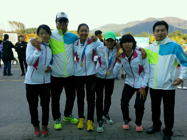 21일 하남 한강카누경기장에서 종료된 제94회 전국체육대회 카누 여자고등부 경기에서 총 4개 종목 중 3개 종목을 석권한 구리여고 선수단이 금메달을 목에 걸고 기념촬영을 하고 있다./구리여자고등학교 제공