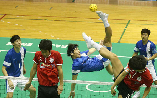 21일 인천 서운고체육관에서 열린 제94회 전국체육대회 세팍타크로 남자일반부 결승에서 임안수(고양시청)가 상대선수의 블로킹을 피해 공격하고 있다. 고양시청이 청주시청을 세트스코어 3-1로 꺾고 금메달을 획득했다./특별취재팀