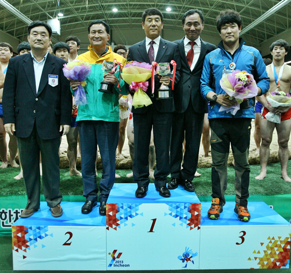 22일 인천 연수종합체육관에서 열린 제94회 전국체육대회 씨름 종목 시상식에서 체전 사상 첫 종목우승을 차지한 인천 선수단을 대표해 유철형 인천시씨름협회장(가운데)과 고남석 연수구청장(오른쪽 두번째)이 종목우승컵을 들고 기념촬영을 하고 있다./대한씨름협회 제공