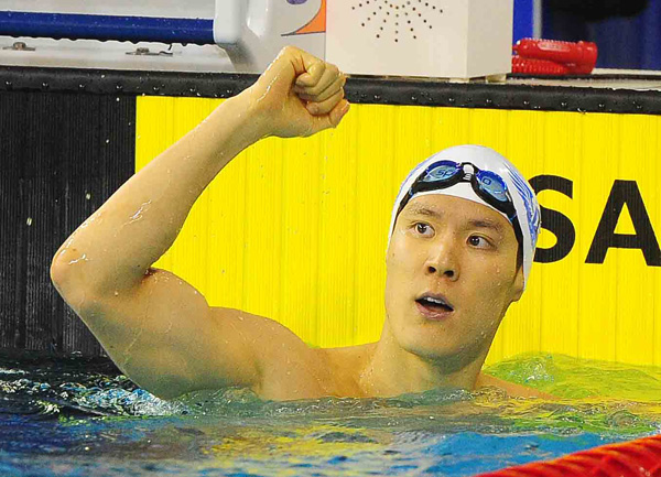 ‘마린보이’ 박태환이 22일 인천 문학박태환수영장에서 열린 제94회 전국체육대회 남자일반부 계영 800m 결승에서 우승한 뒤 기뻐하고 있다. 박태환은 자유형 400m와 계영 400m, 자유형 200m, 계영 800m에서 우승하며 4관왕을 차지했다./특별취재팀