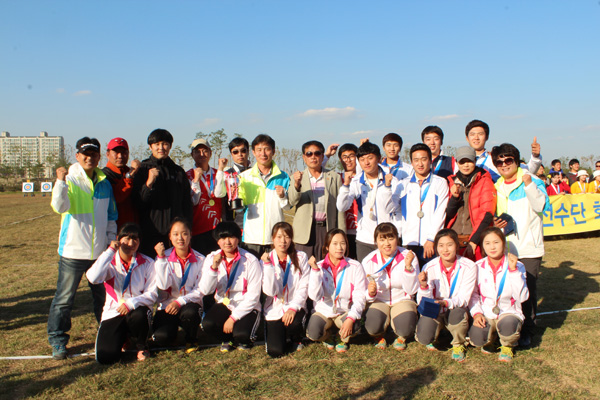 23일 인천 계양아시아드양궁장에서 열린 제94회 전국체육대회 양궁종목에서 7년 만에 종목우승컵을 되찾은 경기도 선수단이 종목우승컵을 들고 기념촬영을 하고 있다./특별취재팀