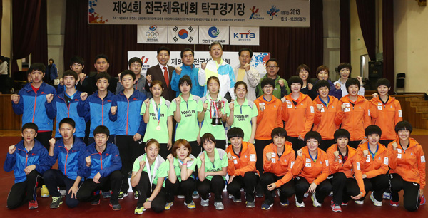 23일 인천 문일여고 체육관에서 열린 제94회 전국체육대회 탁구 종목에서 3년 연속 종목우승을 차지한 경기도 탁구선수단이 기념촬영을 하고 있다./특별취재팀