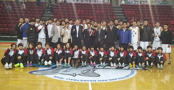 24일 인천삼산월드체육관에서 종료된 제94회 전국체육대회에서 사상 첫 종목우승을 차지한 인천시 농구선수단이 종목우승컵을 들고 기념촬영을 하고 있다./인천시농구협회 제공