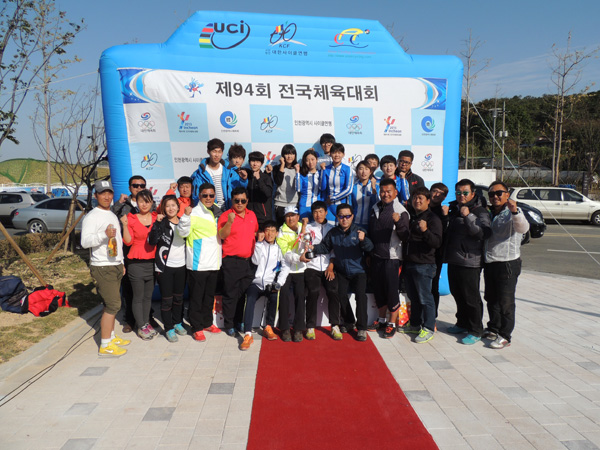 24일 인천 강화BMX경기장에서 종료된 제94회 전국체육대회 사이클 종목에서 종목 우승 3연패를 달성한 경기도선수단이 종목우승컵을 들고 기념촬영을 하고 있다./경기도사이클연맹 제공