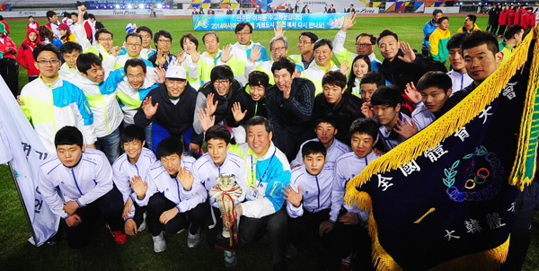 24일 인천 문학경기장에서 열린 ‘제94회 전국체육대회’ 폐회식에서 금 154개, 은 142개, 동메달 134개로 종합점수 6만8천631점을 획득, 사상 첫 종합우승 12연패를 차지한 경기도선수단이 우승기와 우승컵을 들고 기념촬영을 하고 있다./특별취재팀