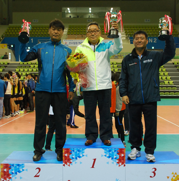 24일 인천 송림체육관에서 막을 내린 제94회 전국체육대회 배구종목에서 4년 연속 우승을 차지한 경기도배구협회 윤재섭 감사 겸 의왕시배구협회장이 2·3위를 차지한 경남·전남 배구협회 관계자들과 트로피를 들어보이고 있다./특별취재팀