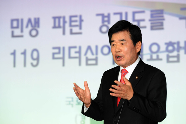 민주당의 차기 경기도지사 후보로 거론되는 김진표(수원 정) 국회의원이 13일 오후 경기도의회 대회의실에서 (사)경기언론인클럽 주최로 열린 제69회 경기미래포럼에 참석해 ‘민생 파탄 경기도를 구할 119 리더십이 필요합니다’는 주제로 강연을 하고 있다. /이준성기자 oldpic316@