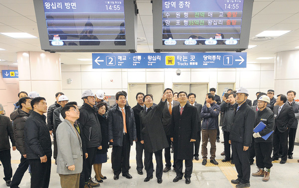 오는 30일 분당선 망포역~수원역 구간이 정식 개통된다. 개통을 열흘여 앞둔 19일 분당선 수원 연장 구간에 대한 전철시승(망포역~수원역~수원시청)행사를 찾은 염태영 수원시장과 김진표 국회의원, 신장용 국회의원, 한국철도시설공단 관계자 등이 수원역에 하차, 시설물들을 꼼꼼히 살펴보고 있다./노경신기자 mono316@