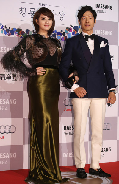 배우 김혜수(왼쪽), 유준상이 22일 ‘제34회 청룡영화상’에서 포즈를 취하고 있다. /연합뉴스