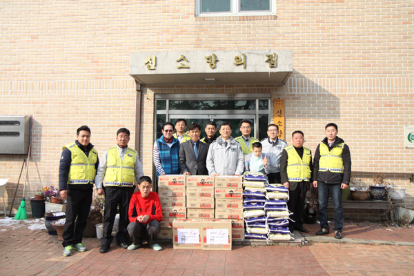 남양주경찰서 현재섭 서장과 직원, 경찰발전위원 등은 12일 별내동 소재 중증장애인 시설인 ‘신소망의 집’을 방문, 쌀과 라면 등 생필품을 전달하고 시설 청결을 위해 내·외부 청소를 하는 등 사랑나눔 봉사활동을 폈다. 이날 현 서장은 “주민 모두가 힘들고 어려운 이웃들을 둘러 보길 바란다”고 말했다.
/남양주=이화우기자 lhw@