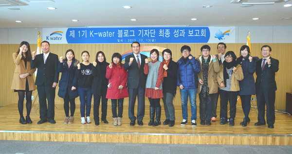  K-water가 지난 13일 경인아라뱃길 인천통합청사 회의실에서 제1기 K-water 블로그 기자단의 수료식을 가졌다. 수료식에서 지난 8개월 동안 뛰어난 활동을 보여준 황선필·정성은·김혜수씨는 이날 우수 기자상을 받았다. /과천=김진수기자 kjs@