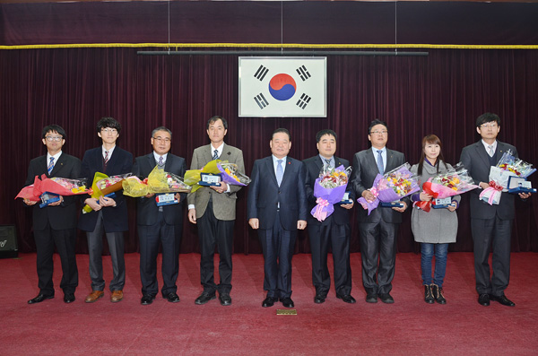 18일 경기농협이 개최한 ‘2013년 경기농협 유통리더 협의회’에서 ‘2013년 경기농협 유통리더’ 선정자들이 조재록 본부장(가운데)과 함께 기념촬영을 하고 있다. /경기농협 제공