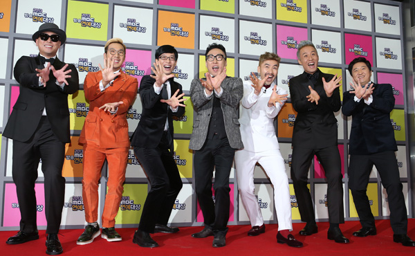 지난 29일 오후 서울 영등포구 여의도동 MBC본관에서 열린'2013 MBC 방송연예대상'에서 무한도전의 길(왼쪽부터), 하하, 유재석, 박명수, 노홍철, 정준하, 정형돈이 포즈를 취하고 있다. /연합뉴스