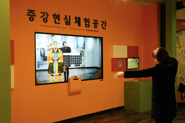 정조대왕과 사진찍기 체험 모습