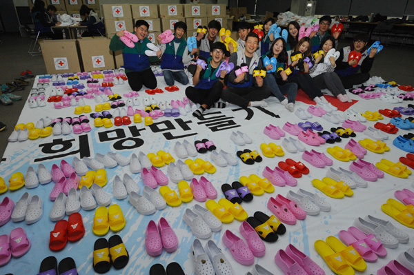  21일 오후 수원시 팔달구 인계동 대한적십자사 경기도지사에서 경기 청소년적십자(RCY) 단원들이 필리핀으로 보낼 1천개의 슬리퍼와 티셔츠 등 우정의 선물을 정리하고 있다. 경기지역 취약계층 청소년과 멘토(대학RCY) 42명으로 구성된 희망풍차 청소년 멘토링 해외봉사단은 다음달 17일 필리핀 마닐라로 떠나 해외봉사활동을 펼친다./노경신기자 mono316@