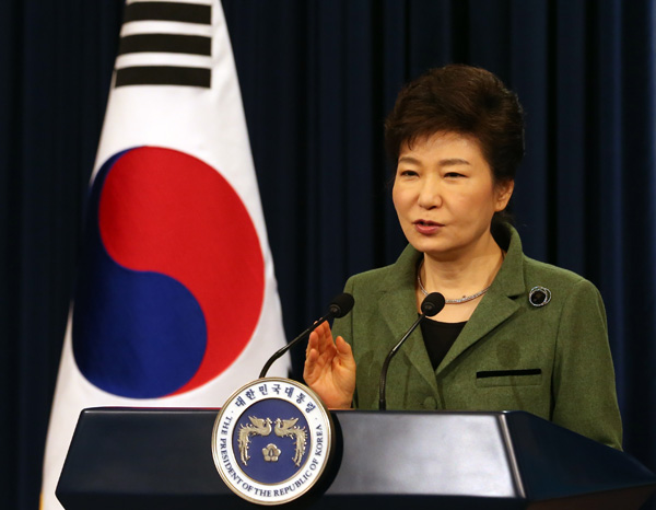 박근혜 대통령이 취임 1주년인 25일 청와대 춘추관 기자회견장에서 경제혁신 3개년 계획 대국민 담화를 발표하고 있다. /연합뉴스