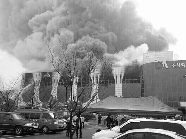 9일 오전 7시 10분쯤 안성시 미양면의 한 공단내 3층짜리 반도체 생산 공장에 불이 나 소방당국이 진화작업을 벌이고 있다. 불이 난 공장은 최신 휴대전화 ‘갤럭시 S5’ 반도체 부품을 하청 생산하는 곳이다./경기도소방재난본부 제공