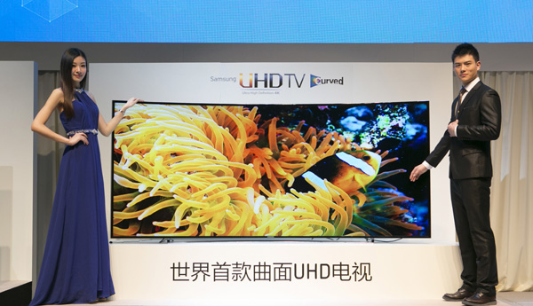 17일 중국 상하이 만다린 오리엔탈 호텔에서 열린 삼성전자 2014년형 커브드 UHD TV 출시 행사에서 모델들이 105형 커브드 UHD TV를 소개하고 있다./삼성전자
