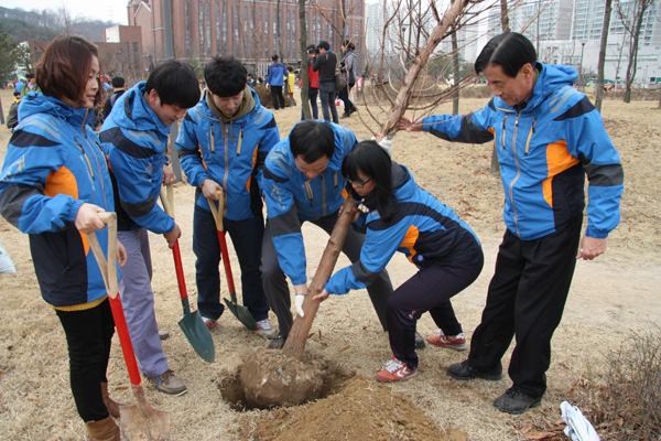  경기도장애인체육회는 25일 수원 서호꽃뫼공원에서 수원시가 주최한 제69회 나무심기 행사에 참여해 식목일의 의미를 되새겨보는 시간을 가졌다. 한성섭 도장애인체육회 사무처장은 “체육행사 뿐만 아니라 경기도 곳곳에서 일어나는 다양한 행사에 관심을 갖고 참여하겠다”고 말했다./정민수기자 jms@