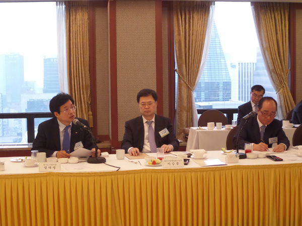26일 오전 서울 광화문의 한국프레스센터에서 열린 ‘지방자치실천포럼’에 참여한 염태영(왼쪽) 수원시장이 이승종 한국지방행정연구원장, 심대평 지방자치발전위원장에게 지방행정 발전의 시급성을 설명하고 있다.