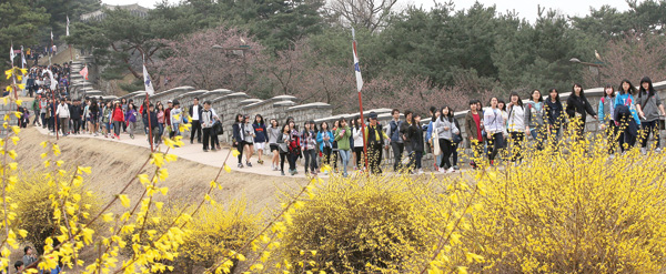 지난 29일 수원화성에서 열린 경기신문 주최 ‘제10회 가족과 함께, 친구와 함께 2014 수원화성돌기’ 행사에서 1만6천여명의 참가자들이 화성 성곽을 따라 걷고 있다./특별취재반