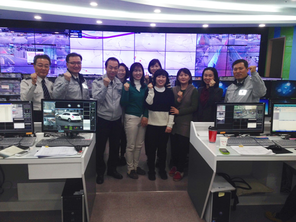 인천연수경찰서와 연수구 CCTV 관제센터 관계자들이 앞으로의 협력을 다짐하며 파이팅을 외치고 있다./인천연수경찰서 제공