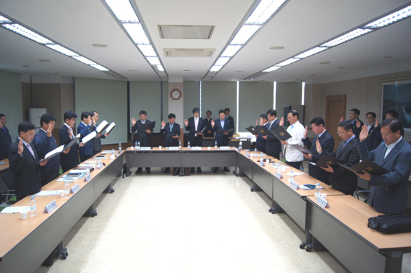  K-water 수도권지역본부가 최근 성남권관리단에서 본부 산하 13개 부서장이 참석한 가운데 ‘청렴윤리경영 실천서약 및 결의대회’를 가졌다. 

이날 참가자들은 청렴성을 최고 가치로 삼아 윤리경영에 솔선수범할 것을 다짐하며 청렴윤리 경영 실천 서약서에 서명했다.

/과천=김진수기자 kjs@