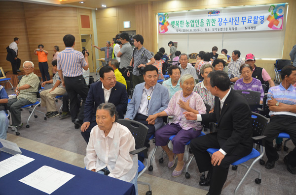 경기농협이 30일 이천 모가농협에서 ‘농업인 행복버스’ 사업을 진행하고 있다. /경기농협 제공