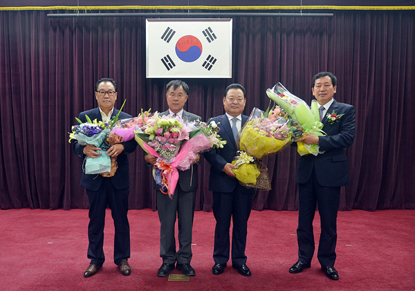  3일 경기농협이 개최한 ‘2014년 6월 경기농협 판매사업 파워리더’ 시상식에서 각 부문 수상농협 조합장들이 조재록 경기농협 본부장(오른쪽 두번째)과 함께 기념촬영을 하고 있다. /경기농협 제공