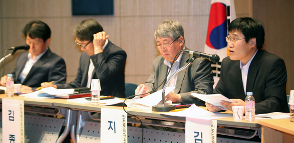  인천경제자유구역청이 12일 G-타워에서 개최한 주민참여 예산정책 토론회에서 김진용 기획조정본부장이 인천경제청의 주요 현황과 개발계획을 설명하고 있다./인천경제청 제공
