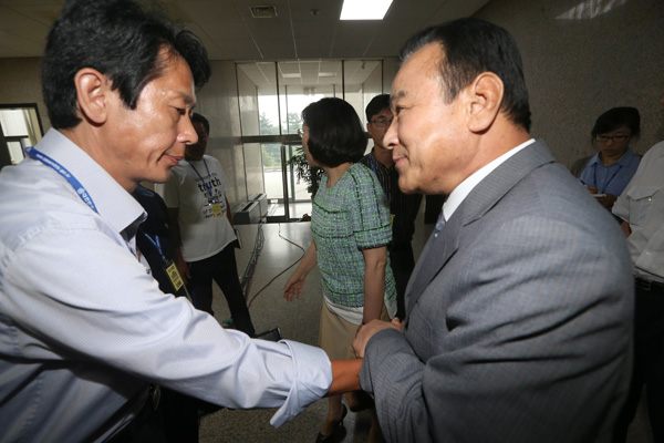 유가족 손 꼭잡은 與 새누리당 이완구 원내대표가 25일 국회 새누리당 원내대표실에서 세월호 특별법 제정과 관련해 유가족 대표들을 면담, 인사를 하고 있다./연합뉴스