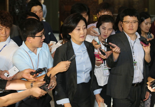 박영선 ‘與, 응답하라’
새정치민주연합 박영선 국민공감혁신위원장 겸 원내대표가 25일 국회 예결위회의장에서 열린 의원총회가 정회되자 의총장을 나서고 있다./연합뉴스