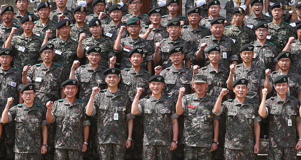 인천아시아경기대회를 보름 앞둔 4일 오전 경계 및 테러대비 작전을 수행하는 ‘경비작전 사령부 출정식’이 안양 동안구 육군 수도군단사령부 연병장에서 열려 행사에 참여한 최병로 경비작전사령관을 비롯, 군간부 및 장병들이 파이팅을 외치며 기념촬영하고 있다./오승현기자 osh@