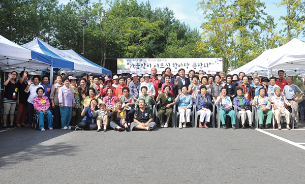  지난 16일 오산종합사회복지관 주차장에서 관내 홀몸노인 150여명이 참석한 가운데 가을맞이 어르신 한마당 행사가 펼쳐졌다. 이날 행사에는 이강석 오산시 부시장과 문영근 시의회 의장, 시의원 등 내빈과 행사를 후원한 LG이노텍 장대식 지부장이 참석해 홀몸노인들을 격려했다. /오산=지명신기자 msj@