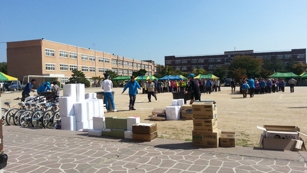  양주시 남면 체육회는 주민 500명이 참석한 가운데 지난 11일 한국외식 과학고등학교 운동장에서 남면 화합의 한마당 체육대회를 개최했다. 이번 행사는 사물놀이와 윈드오케스트라의 식전행사, 개회식, 체육행사 7종목의 부락별 대항전으로 진행됐다. 

/양주=이호민기자 kkk4067@