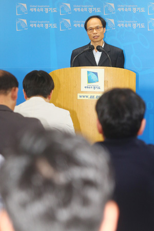 12일 오후 경기도청 브리핑룸에서 류인권 따복공동체 추진단장이 경기도의 따복공동체는 도시형과 농촌형 두가지 방향으로 추진한다는 입장을 밝히고 있다. /오승현기자 osh@