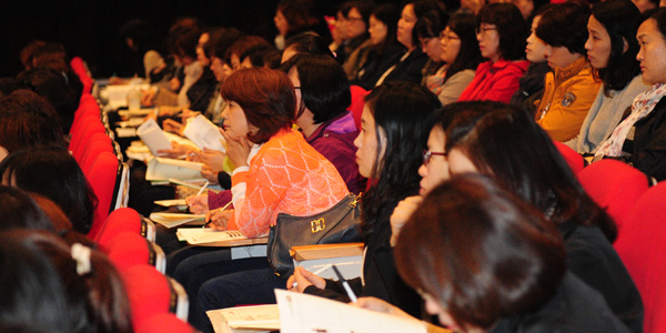 ‘2014 하반기 찾아가는 대입설명회’가 29일 경기도교육연구원 대강당에서 열려 고등학교 1∼2학년 학부모들이 진로진학 전문가로부터 앞으로 달라지는 대학수학능력시험과 대입 제도에 대한 설명을 듣고 있다./노경신기자 mono316@