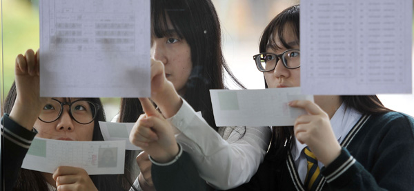  2015학년도 대학수학능력시험을 하루 앞둔 12일 오전 수원 팔달구 수원여자고등학교에서 수험생들이 시험장 배치도를 확인하고 있다./이재명기자 ljmu@