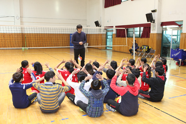 경기도체육회는 13일 파주 청석초에서 열린 이상렬과 함께 하는 1일 스포츠클럽에서 이상렬 경기대 배구 감독이 학생들에게 배구의 기초를 지도하고 있다./경기도체육회 제공