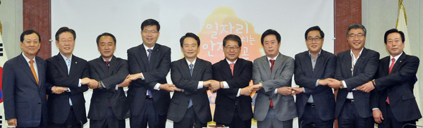  18일 오전 수원 팔달구 경기도청 상황실에서 동부권역 시장군수 정례 간담회가 열려 (왼쪽부터)이교범 하남시장, 이재명 성남시장, 황은성 안성시장, 공재광 평택시장, 남경필 경기도지사, 조병돈 이천시장, 정찬민 용인시장, 김선교 양평군수, 원경희 여주시장, 조억동 광주시장이 기념촬영을 하고 있다./이재명기자 ljmu@