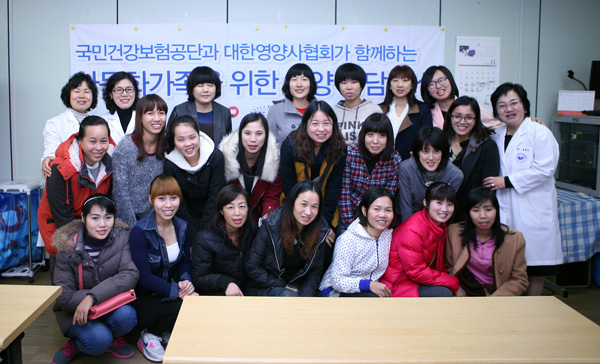  지난 27일 의정부시 다문화가족지원센터에서 열린 영양개선 및 건강증진 상담 수료식 행사에 참석한 수료자들이 기념촬영을 하고 있다.

/사진=국민건강보험공단 경인지역본부