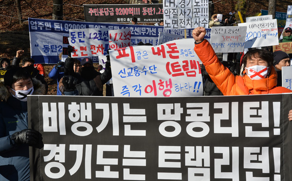  화성 동탄2신도시 입주예정자들이 18일 오전 경기도청 앞에서 집회를 열고 동탄 1·2호선을 원안대로 착공해 줄 것을 요구하고 있다.▶관련기사 19면/오승현기자 osh@