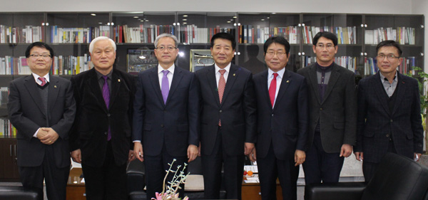대한전문건설협회 경기도회 박원준(가운데)회장과 이재홍 파주시장 등이 지역 전문건설업체 활용 등 지역경제 활성화 방안에 대한 간담회를 갖고 기념촬영을 하고 있다.
/사진=대한전문건설협회 경기도회 제공