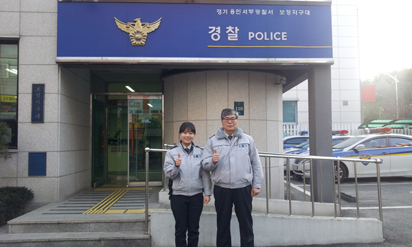 길 잃은 지적장애인을 가족의 품으로 돌려보낸 최영은(왼쪽) 순경과 노경열 경위./용인서부경찰서 제공
