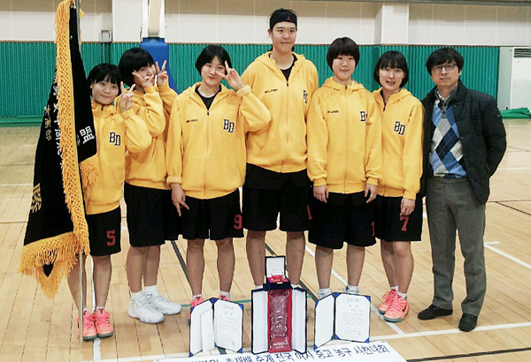  20일 경남 사천 삼천포체육관에서 열린 WKBL 총재배 춘계전국중고사천대회 결승에서 우승을 차지한 분당경영고 선수들이 기념촬영을 하고 있다.