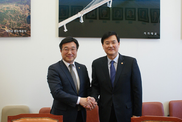 윤호중 국회의원이 지난 13일 국회에서 서승환 국토부장관을 만나 GWDC에 대한 정부 차원의 협조를 요청한 뒤 악수하고 있다. /윤호중 의원실 제공