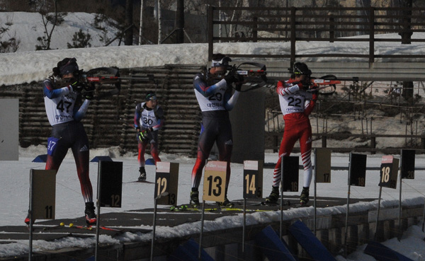 25일 강원도 평창군 알펜시아 바이애슬론경기장에서 열린 제96회 전국동계체육대회 바이애슬론 남자일반부 20㎞ 개인경기에서 은메달을 획득한 전제억(포천시청·가운데)이 신중하게 사격을 하고 있다./박국원기자 pkw09@