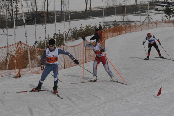 26일 강원도 평창군 알펜시아리조트 크로스컨트리경기장에서 열린 제96회 전국동계체육대회 스키 크로스컨트리 여자일반부 15㎞ 계주에서 경기선발의 3번 주자로 출전한 이채원(도체육회·맨 왼쪽)이 힘차게 언덕을 오르고 있다. /박국원기자 pkw09@