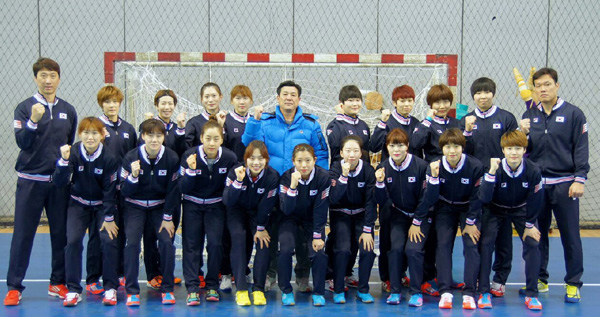 오는 14일 인도네시아 자카르타에서 개막하는 제15회 아시아선수권대회를 앞두고 태릉선수촌에서 훈련 중인 여자 핸드볼 국가대표팀. 임영철 감독이 지휘하는 대표팀은 오는 12일 출국해 2회 연속 우승에 도전한다./대한핸드볼협회 제공